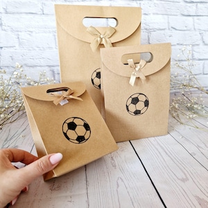 Sac cadeau fête du football. Sac kraft écologique avec ruban. Sac de fête d'anniversaire estampé à la main, sac de friandises pour bonbons, jouets et articles de fête