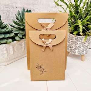 Sac cadeau élégant en kraft écologique avec ruban et motif floral. Parfait pour les mariages, les anniversaires, les baby showers, les cadeaux pour les enseignants, les anniversaires