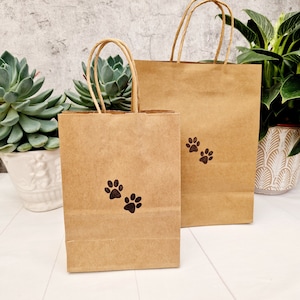 Sac cadeau de fête kraft imprimé patte. Petit/moyen sac d'anniversaire écologique en papier brun. Adorables sacs à friandises estampés à la main avec poignées torsadées