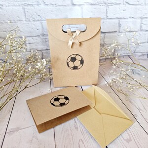 Sac cadeau football party avec ruban et carte assortie. Sac kraft estampé à la main avec motif ballon de football. 4 tailles de sac disponibles, 1 taille de carte