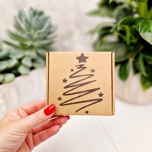 Frohe Weihnachten Hand gestempelt Kraft leere Geschenkbox. Umweltfreundliche, recycelbare Verpackung. Letterbox Mini PIP Braun Schmuck Seifen Box