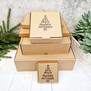 Nous vous souhaitons un joyeux Noël et une bonne année - Boîte cadeau de Noël vide. Petite boîte postale en carton de taille moyenne avec arbre de Noël