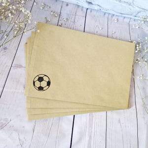 extensibles C4/A4 Football | Sacs postaux en papier kraft ultra-résistant | Emballage unique estampé à la main, décoratif et respectueux de l'environnement