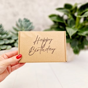 Boîte cadeau vide kraft estampée à la main joyeux anniversaire. Emballage recyclable respectueux de l'environnement. Grande boîte PIP C6 en carton brun lettre Royal Mail