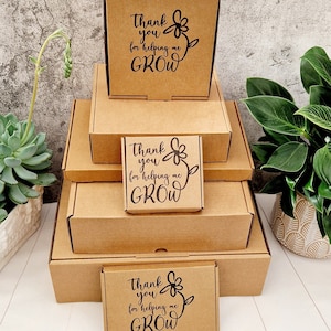 Merci de m'avoir aidé à cultiver une boîte cadeau vide en kraft estampée à la main. Mini, petite, moyenne, pointure sur boîte. Coffret cadeau Merci professeur. Boîte d'expédition