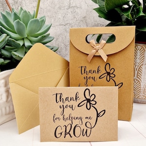 Merci de m'avoir aidé à grandir - Sac cadeau en papier estampé à la main avec ruban et carte de remerciement pour professeur assortie avec fleur. Emballage Coffret