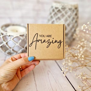 Boîte You Are Amazing. Boîte cadeau vide kraft estampée à la main. Emballage recyclable respectueux de l'environnement. Petite boîte en carton brun Mini PIP Royal Mail