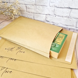 Enveloppes extensibles C4/A4. Sacs postaux en papier kraft robuste. Avec amour, estampé à la main, emballage unique décoratif et respectueux de l'environnement