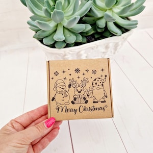 Caja Regalo Vacía Mini Kraft Navidad 101x101x20mm. Caja PIP de cartón con letras grandes de Royal Mail para jabón, llaves y joyas. Lindo gnomo de muñeco de nieve de Navidad