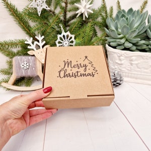 Boîte cadeau vide de Noël. 6 x 6 x 2 po. Emballage durable et recyclable kraft respectueux de l'environnement. Boîtes postales de Noël en carton pour petits colis Royal Mail