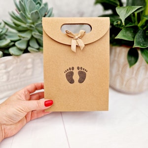 Sac cadeau de fête avec pieds de bébé. Petits et moyens sacs pour cadeaux en papier kraft. Baby shower, Nouveaux parents, Congé de maternité, Grossesse, Nouveaux papas et mamans