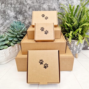 Boîte cadeau kraft vide avec impression de patte. Joli emballage en carton estampé à la main dans des formats mini, petits et moyens, parfait pour les amoureux des animaux, affranchissement élégant