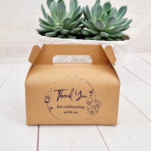 Merci d'avoir célébré avec nous - Coffret cadeau cadeau gourmandise Kraft. Boîte de nourriture de fête. Boîtes écologiques avec poignée de transport estampées à la main