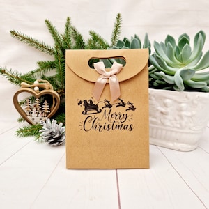 Sac de fête joyeux Noël. Petits ou moyens sacs de Noël en papier kraft brun. Adorable sac écologique estampé à la main avec lien en ruban
