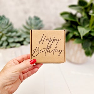 Boîte cadeau vide kraft estampée à la main joyeux anniversaire. Emballage recyclable respectueux de l'environnement. Mini boîte à savon à bijoux en carton marron PIP