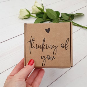 Petite boîte de papier cadeau vide Thinking Of You. Boîte aux lettres Mini bijoux en carton marron PIP, boîte à savon. Emballage recyclable respectueux de l'environnement