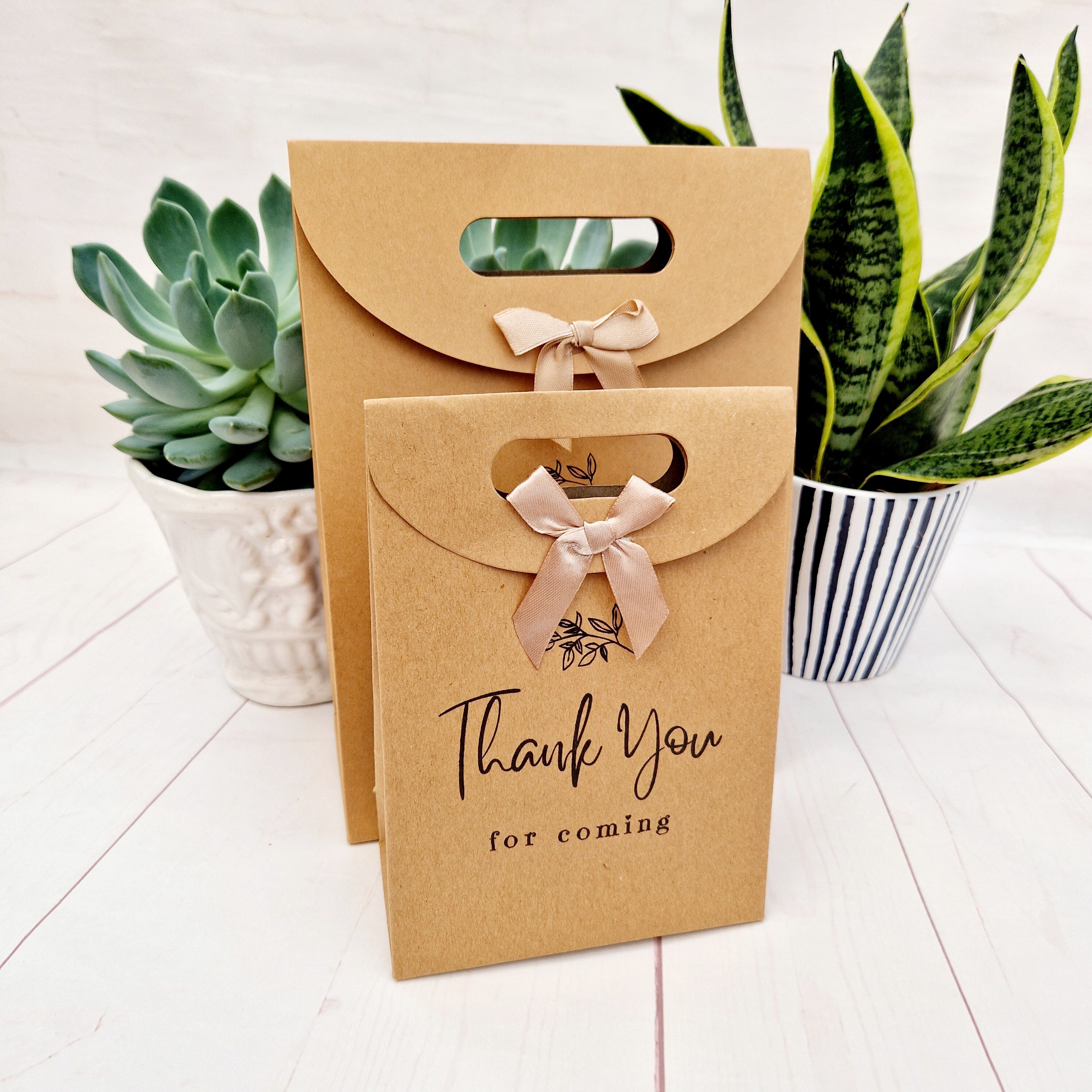 Dankeschön-Party-Geschenktüte. Kleine/mittlere umweltfreundliche braune Kraftpapiertüte. Geburtstag, Hotel, Junggesellinnenabschied, Hochzeit. Tasche mit Schleife zum Binden