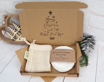 Christmas eco friendly, sustainable, vegan gift set for her. 6 natural bamboo makeup remover pads + cotton laundry bag in Xmas themed box.