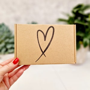 Coffret cadeau kraft au cœur vide Love. Grande boîte en carton marron PIP C6/A6 Royal Mail. Anniversaire, mariage, baby shower, anniversaire,
