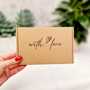 Avec boîte cadeau kraft vide d'amour. Grande boîte en carton marron PIP C6/A6 Royal Mail. Anniversaire, mariage, baby shower, anniversaire, merci