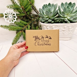 Boîte cadeau vide kraft de Noël. Emballage recyclable respectueux de l'environnement. Boîte de papier grand format lettre Royal Mail PIP C6/A6 en carton unique de Noël pour Noël