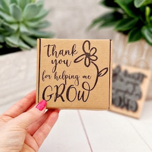 Merci de m'avoir aidé à grandir - Mini boîte cadeau vide kraft 101 x 101 x 20 mm. Grande boîte PIP en carton Royal Mail pour savon bijoux fait main