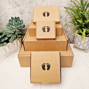 Boîte-cadeau vide avec des pieds de bébé. Coffret cadeau grossesse. Petite et moyenne boîte postale en carton, idéale pour une baby shower, de nouveaux parents ou un congé de maternité