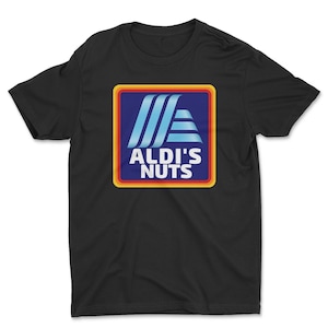 Puede incluir: Camiseta negra con un logotipo azul, amarillo y rojo que dice "ALDI'S NUTS".