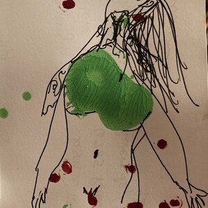 Op de afbeelding: Handgetekende illustratie op wit papier. Het kunstwerk toont een figuur met zwarte omtrek, groene verf op de borst en rode en groene verfspatten. Het hoofd van de figuur is naar achteren gekanteld, met lang zwart haar.