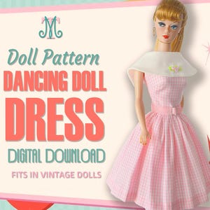 Puede incluir: Una muñeca con un vestido de cuadros vichy rosa y blanco, cinturón a juego y una capa blanca con un pequeño detalle floral. El texto dice: Doll Pattern DANCING DOLL DRESS DIGITAL DOWNLOAD FITS IN VINTAGE DOLLS. La muñeca tiene cabello rubio.