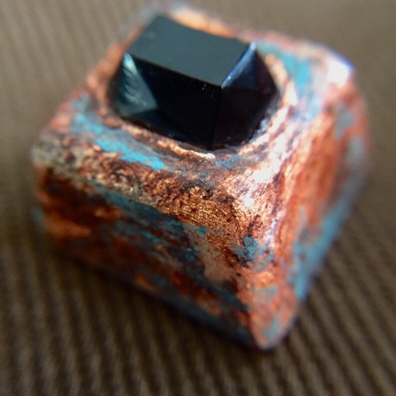 Queen\u2019s ring keycap