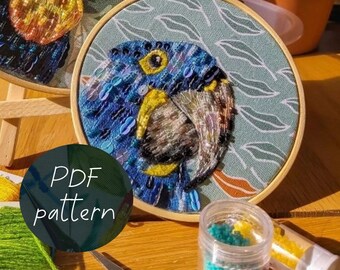 Blauer Papagei Handstickerei pdf herunterladbares Muster für alle Fähigkeitsstufen.