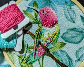 Kolibri und gestickter Mini-Stickerei in rosa und grün