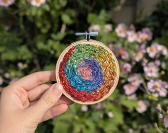 Regenbogen Spiral Stickerei