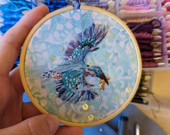 Eisvogel mit Fisch in lila/blau handbestickter Mini-Stickerei