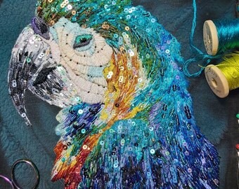 Blauer Ara handbestickter Rahmen