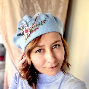 Boina de lana bordada a mano: gorro francés azul bebé