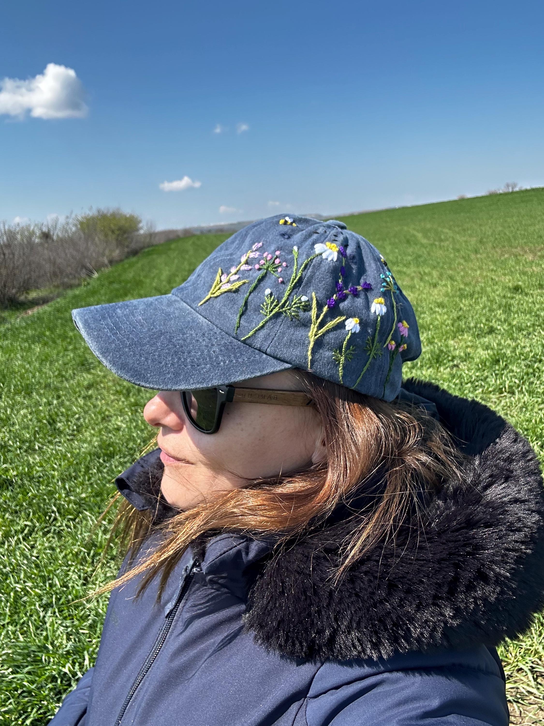 Hand Embroidered Daisy Bee Hat: Floral Baseball Cap - Etsy display picture 1