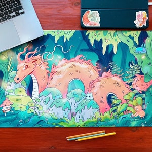 Pode incluir: Uma ilustração caprichosa de um dragão rosa com um fundo de floresta verde, azul e marrom. O dragão é cercado por pequenas criaturas e plantas coloridas.