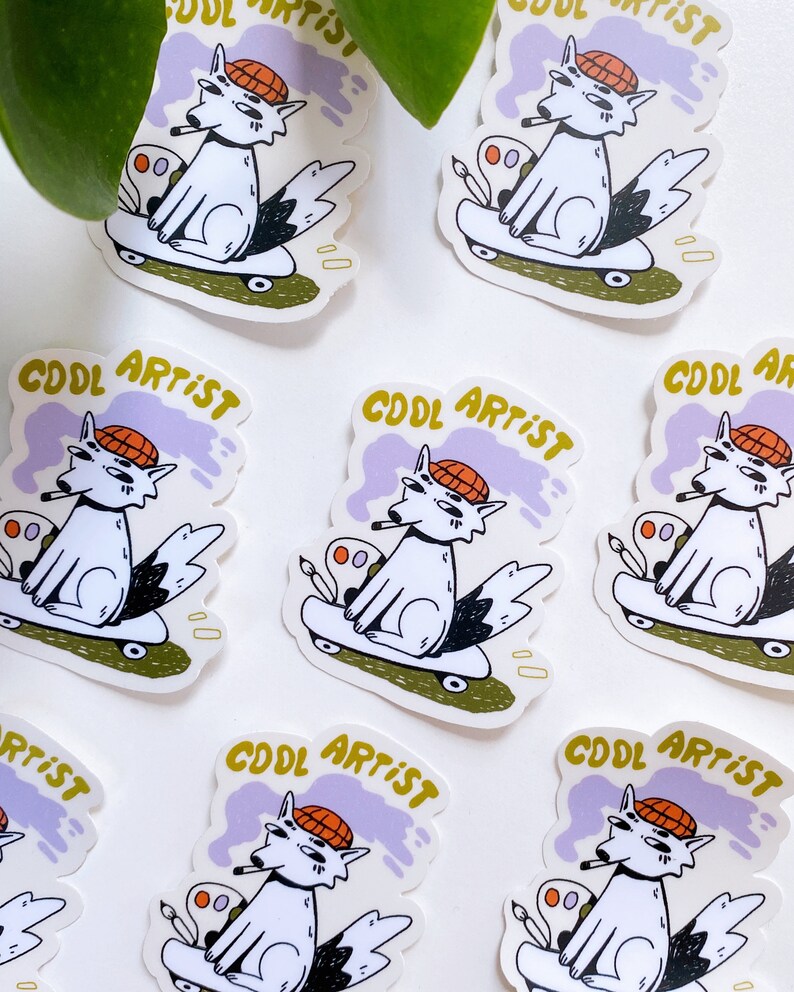 Puede incluir: Nueve pegatinas con un lobo de dibujos animados que lleva un sombrero rojo, sostiene un cigarrillo y un pincel, y monta en patinete. Las pegatinas tienen un fondo morado y blanco con el texto "COOL ARTIST" en amarillo.