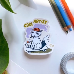 Puede incluir: Un perro blanco con un sombrero rojo y naranja, sosteniendo un pincel y una paleta, est&aacute; montando un monopat&iacute;n. El perro tiene una nube de humo p&uacute;rpura detr&aacute;s y el texto "COOL ARTIST" est&aacute; por encima del perro.