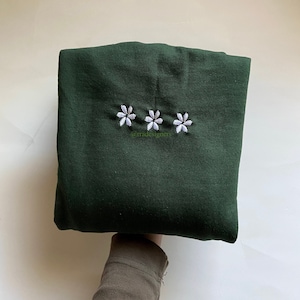 Embroidered Flower Sweatshirt | Daisy Embroidery | Crewneck Sweatshirt | Floral Crewneck  | Plant Shirt| Woman&#39;s Sweatshirt|