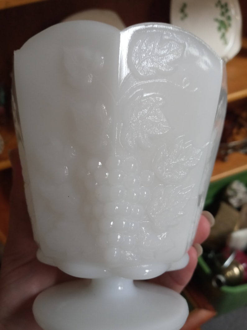 E.O Vintage White Milkglass Pedestal Vase /'Grapevine/' Pattern Brody Co Cleveland,OH