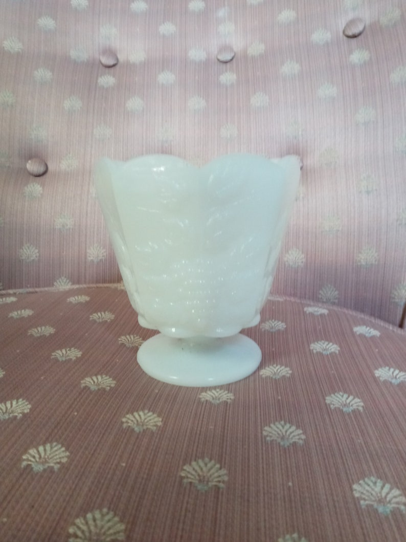 E.O Vintage White Milkglass Pedestal Vase /'Grapevine/' Pattern Brody Co Cleveland,OH