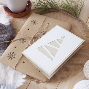 Gezellige kerstkaart gemaakt van graspapier, rustieke en duurzame kerstcadeaukaart met de hand gesneden, milieuvriendelijke boho-vakantiewenskaart