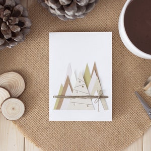Weihnachtskarte aus nachhaltigen Papieren, Umweltfreundliche minimalistische Weihnachtsgrußkarte, Handgeschnittene Karte in Cottagecore Naturfarben