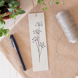 Eco-friendly bookmark of grass paper, environmentally friendly gift for readers decorated by hand, original and eco-friendly party favor.