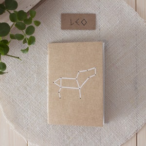 Carnet du zodiaque lion en papier d’algues, journal durable A6 avec étoiles percées à la main, mini-cahier de constellation kraft rustique cousu à la main