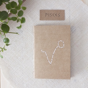 Diario della costellazione dei Pesci realizzato con alghe e carta kraft, mini taccuino sostenibile A6 cucito a mano, taccuino rustico zodiaco fustellato stelle