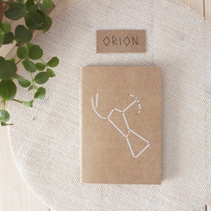 Mini taccuino della costellazione di Orione di carte sostenibili, diario marrone A6 ecologico con stelle perforate, regalo rustico per gli amanti della natura